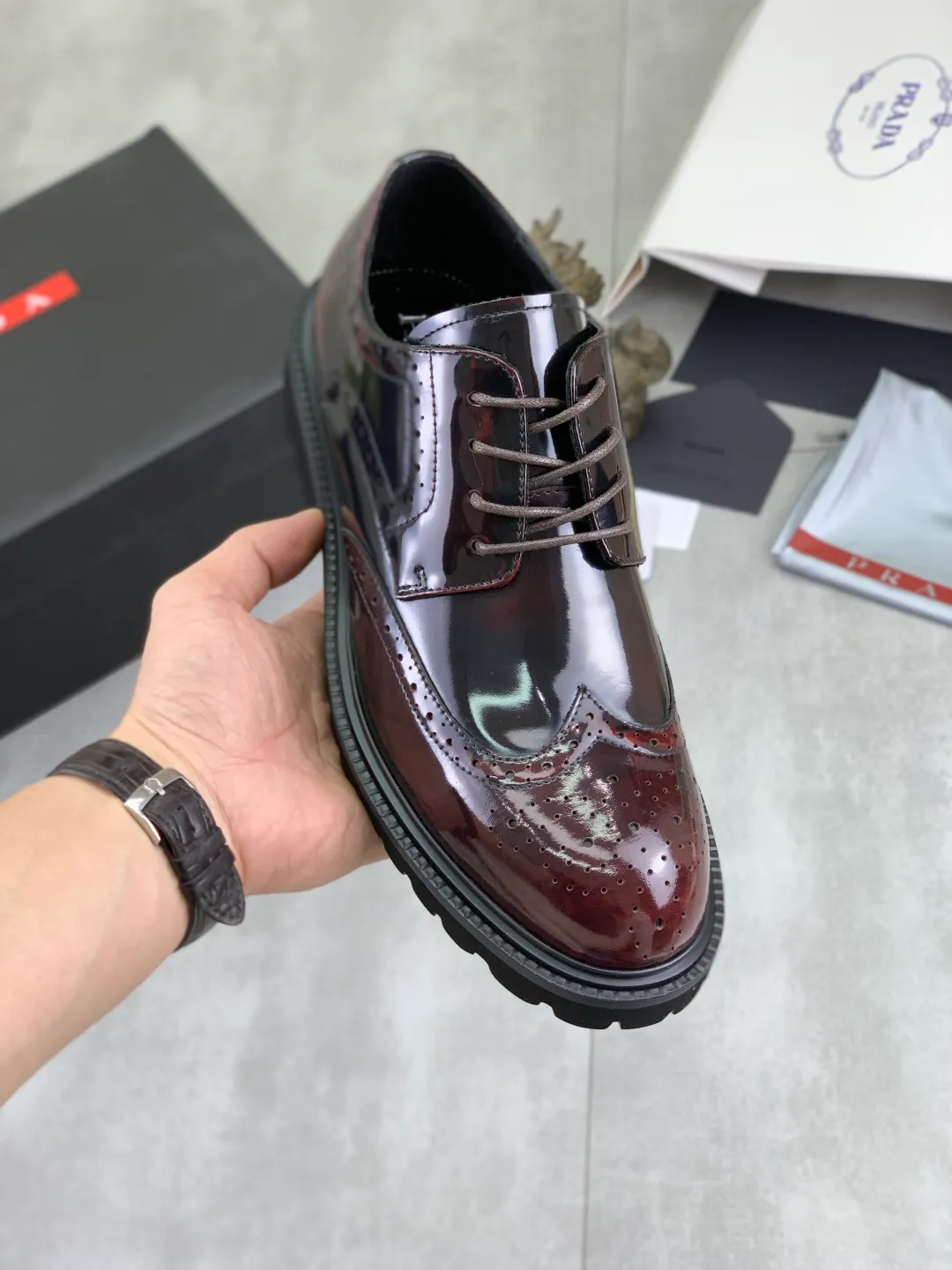 Men's men's shoes 💰P640 New PRADA top version Prada's new casual leather shoes Original purchase, development and production Prada Men's Classic Series Technological breathable fabrics with cowhide Casual sports shoes Casual sports dad shoes combine high-tech breathable materials with cowhide, with P's exclusive button decoration on the side. The outsole is full of P italic design and bright colors to show vitality and continue the brand's design inspiration. Stroll around the city lightly and feel free and comfortable. Delivered in exquisite packaging 🛍📦 ▪️Material: original customized calfskin with breathable material ▪️Inner lining: cowhide lining ➕cowhide feet ▪️Outsole: open-molded TPU foam material ▪️Sole thickness: 3.5CM ▪️Size: Men's 38-45 black, burgundy color optional